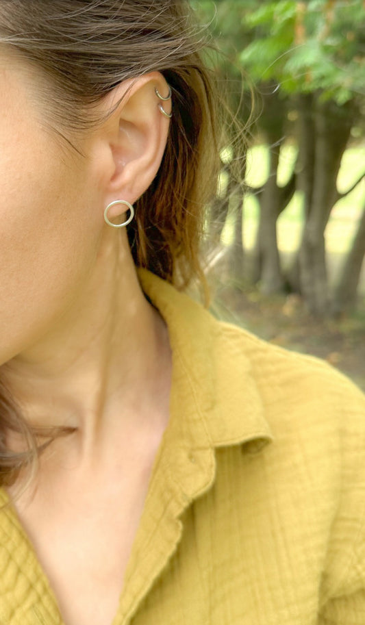 CIRCLE STUDS | simple, lightweight everyday earrings.